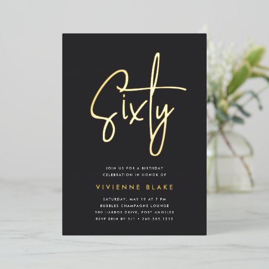 Golden Script 60th Birthday Party Folie Uitnodiging (Staand Voorkant)