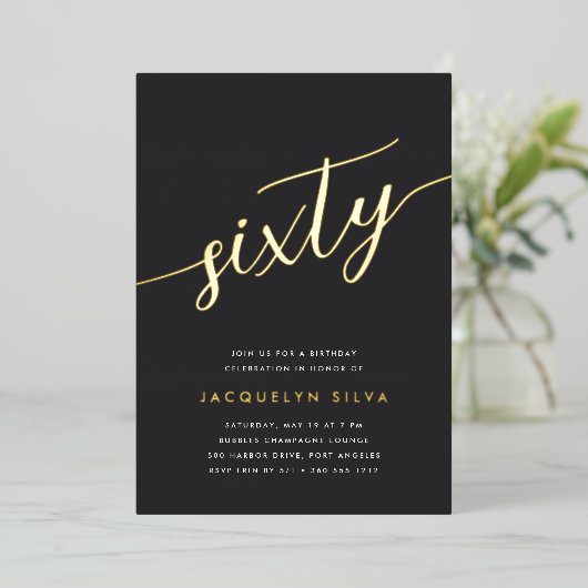 Golden Script 60th Birthday Party Folie Uitnodiging (Staand Voorkant)