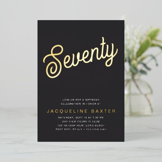 Golden Script 70th Birthday Party Folie Uitnodiging (Staand Voorkant)