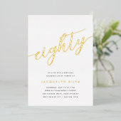 Golden Script 80th Birthday Party Folie Uitnodiging (Staand Voorkant)