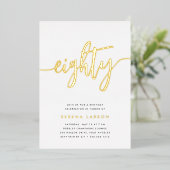 Golden Script 80th Birthday Party Folie Uitnodiging (Staand Voorkant)