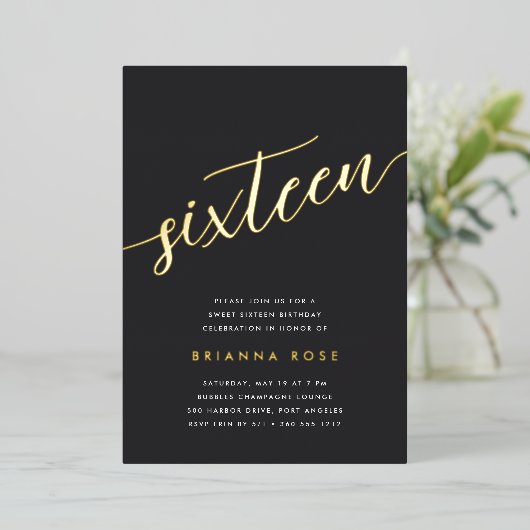 Golden Script Sweet 16 Birthday Party Folie Uitnodiging (Staand Voorkant)