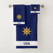Golden Ship Wheel op Navy Blue Bad Handdoek (Insitu)