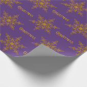 Golden Snowflake Elegance Paarse Kerst Cadeaupapier (Hoek)
