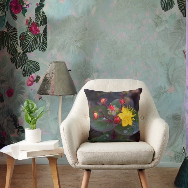 Golden St. John's Wort Floral Sierkussen (Creator heeft geüpload)