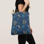 Golden Starfish & Coral Reef Patroon op Blauw Tote Bag (Dichtbij)