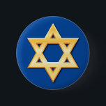 Golden ster van David op blauwe achtergrondknop Ronde Button 5,7 Cm<br><div class="desc">De knoop van de douane die een gouden (gedrukt effect wordt gemaakt van gradiënten) ster van David op een blauwe achtergrond.</div>