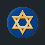 Golden ster van David op blauwe achtergrondknop Ronde Button 5,7 Cm<br><div class="desc">De knoop van de douane die een gouden (gedrukt effect wordt gemaakt van gradiënten) ster van David op een blauwe achtergrond.</div>