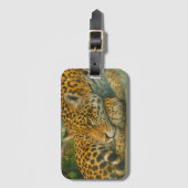 Golden Stillness - Rustende luipaard in gebladerte Bagagelabel (Voorkant (verticaal))