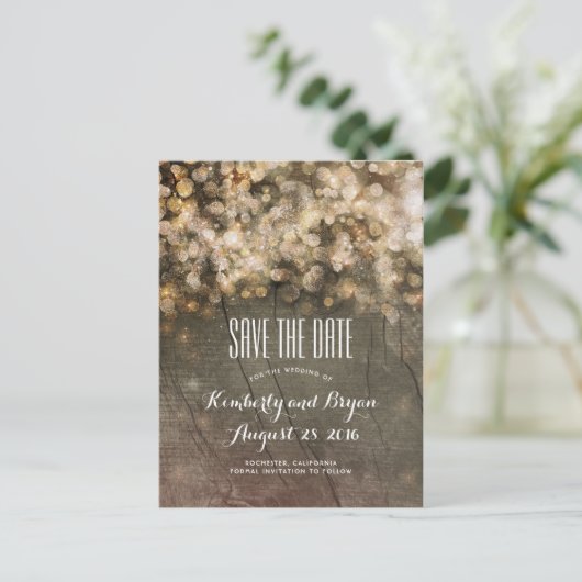 Golden String Lights Rustiek hout Save the Date Aankondigingskaart (Staand voorkant)