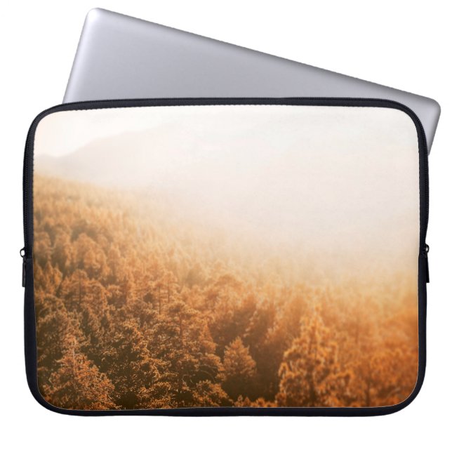 GOLDEN SUN OVER A FOREST LAPTOP SLEEVE (Voorkant)