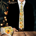 Golden Sunflower Hand geschilderd op witte Stropda Stropdas<br><div class="desc">Dit elegante prachtig vervaardigde zonnebloem pattereerde stropdas zou een geweldig cadeau zijn voor je man, zoon, broer, vader of een universiteit. Dit is een origineel waterverf schilderij op een witte achtergrond met tinten van licht perzik sinaasappel roze. Geniet van de mooie bloem. Controleer het Stropdassen collectie voor andere kleuropties op...</div>