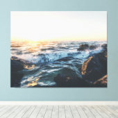 Golden Sunset Ocean Waves on Rocks Serene Seascape Canvas Afdruk (Insitu (Houten vloer))