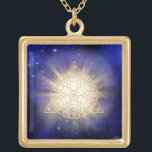 *~* Golden Totem - Sacred Geometry Eye Light Rays Goud Vergulden Ketting<br><div class="desc">Square Gold Bord, heerlijk krachtig JEWELRY MET INTENTIE (R) - Energetisch versterkte juwelen. Sacred Geometry Triangle Mandala & 3rd Eye plus bundels licht en energie. Als professionele verafgelegen spirituele energiegenezer sinds 2001 heb ik geleerd, ontwikkeld en gebruik gemaakt van de kracht van de intentie om energie te genezen. Al mijn...</div>