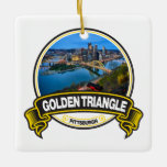 Golden Triangle Pittsburgh Travel Badge Keramisch Ornament<br><div class="desc">Pittsburgh's gouden driehoeksfotorealistisch ontwerp. In een artikel uit 1914 in de zaterdagochtend "Evening Post" werd de bijnaam "Golden Triangle" nationale publiciteit gegeven,  omdat de grond tot "de meest gemilderde in de Verenigde Staten,  die enorme rijkdom heeft gegenereerd" werd gerekend.</div>