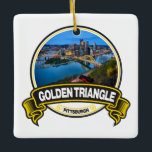 Golden Triangle Pittsburgh Travel Badge Keramisch Ornament<br><div class="desc">Pittsburgh's gouden driehoeksfotorealistisch ontwerp. In een artikel uit 1914 in de zaterdagochtend "Evening Post" werd de bijnaam "Golden Triangle" nationale publiciteit gegeven,  omdat de grond tot "de meest gemilderde in de Verenigde Staten,  die enorme rijkdom heeft gegenereerd" werd gerekend.</div>