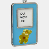 Golden Trumpet Flowers I Verzilverd Omlijst Ornament (Rechts)