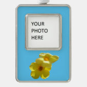 Golden Trumpet Flowers I Verzilverd Omlijst Ornament (Voorkant)