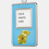 Golden Trumpet Flowers I Verzilverd Omlijst Ornament (Links)