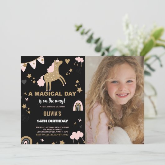 Golden Unicorn Birthday Uitnodigingen met foto (Staand voorkant)
