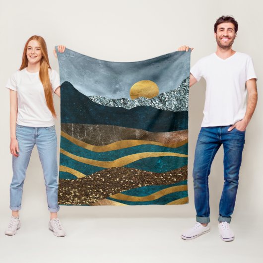 Golden Waves Under Moonlit Mountains Fleece Deken (In situ)