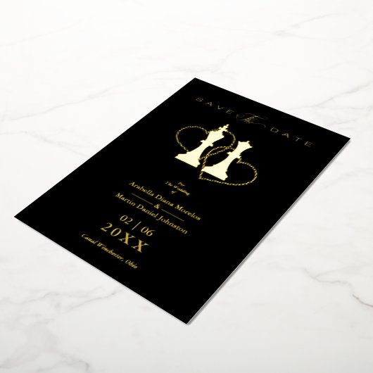 Golden Wedding Chess Pieces King & Queen Black Folie Uitnodiging (Gedraaid)