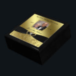 Golden Wedding Jubileum Foto Gift Box Cadeaudoosje<br><div class="desc">Een Digitalcon-Afbeeldingen-ontwerp met een Black Satin Ribbon en Gold Glitter Flourish Lijst-thema met een verscheidenheid aan aangepaste afbeeldingen, vormen, patronen, stijlen en lettertypen in deze 'Golden Wedding Jubileum'-doos met foto's. Dit elegante en aantrekkelijke ontwerp wordt geleverd met aanpasbaar fotopapier en tekstletters aan de voorzijde en is zeker een creëer van...</div>