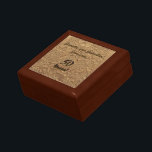 Golden Wedding Jubileum Gift Box Cadeaudoosje<br><div class="desc">Dit cadeau/juwelendoosje is een prachtig cadeau voor het paar dat hun gouden trouwdag viert of voor feestjes! Het gebruikt ons populaire 'party poppen'-patroon, met overeenkomende uitnodigingen, RSVP-kaarten, notities en andere objecten. Het achtergrondpatroon is een collectie schattige rag poppen. Het heeft een reliëfblik, maar er is geen indicatie dat je de...</div>