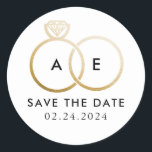 Golden Wedding Rings op White Save the Date Ronde Sticker<br><div class="desc">Een modern monogram krijgt een glam met verweven gouden trouwringen op een witte achtergrond en gemakkelijk te personaliseren zwarte tekst voor je initialen,  de formulering en de trouwdatum die je moet bewaren.</div>