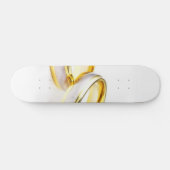 Golden Wedding Rings op witte achtergrond Skateboard (Horizontaal)