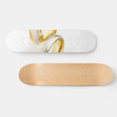 Golden Wedding Rings op witte achtergrond Skateboard (Horizontaal)