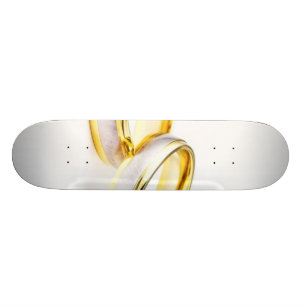 Golden Wedding Rings op witte achtergrond Skateboard