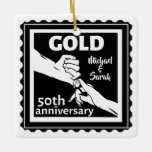 Golden wedding verjaarary holding hands 50th keramisch ornament<br><div class="desc">If you would like any help customizing this design,  please use the ask this designer button,  just below this text. A romantic design for your gold wedding verjaarary,  when you are celebrating 50 years of marriage. This design has a Vector illustration of a paren holding hands.</div>