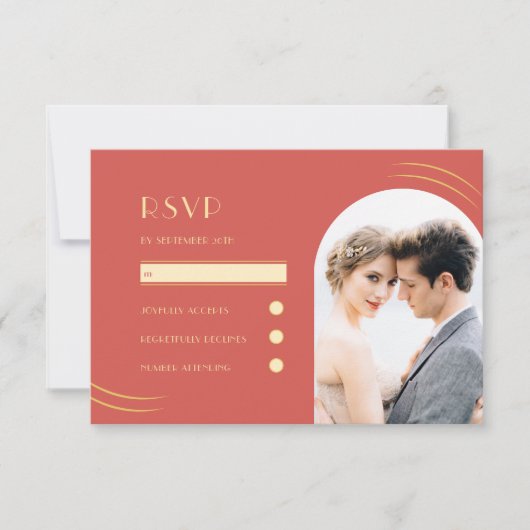 Golden Wisps Vibrant Red Photo Weddenschap RSVP Kaartje (Voorkant)