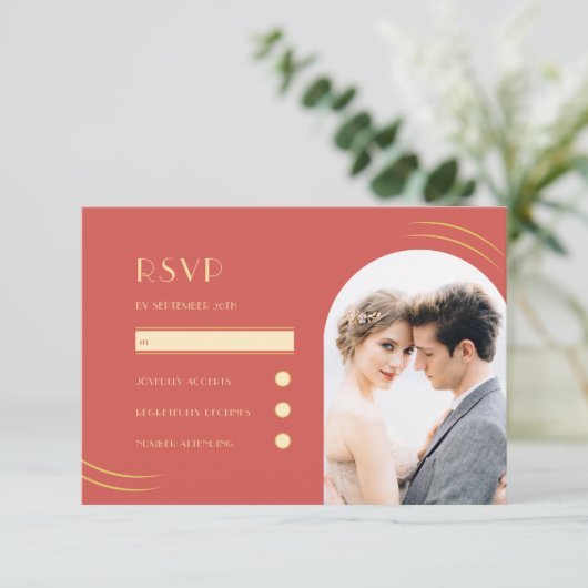 Golden Wisps Vibrant Red Photo Weddenschap RSVP Kaartje (Staand voorkant)