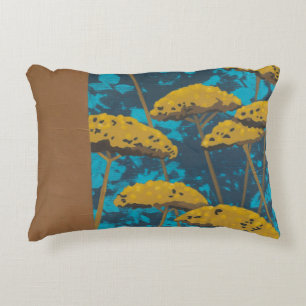 Golden Yarrow Garden met blauwe achtergrond Decoratief Kussen
