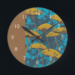 Golden Yarrow Garden met blauwe achtergrond Ronde Klok<br><div class="desc">Golden yarrow bloemen slaan deze prachtige tuinscène rond. De blauwe achtergrond bevat ook een doorsnede van bladeren. Het is als het kijken naar een foto van het Magic Eye behalve veel meer plezier!</div>