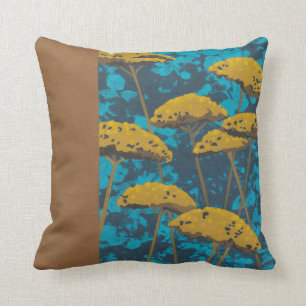 Golden Yarrow Garden met Blue Background Kussen