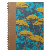Golden Yarrow Garden met Blue Background Notitieboek (Voorkant)