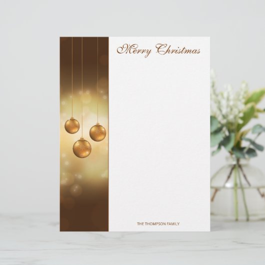 Golden Yellow Kerstkroonbobbels op Gele Bokeh Briefhoofd (Staand voorkant)