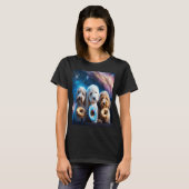 Goldendoedel in de ruimte met donuts en doodle boy t-shirt (Voorkant volledig)
