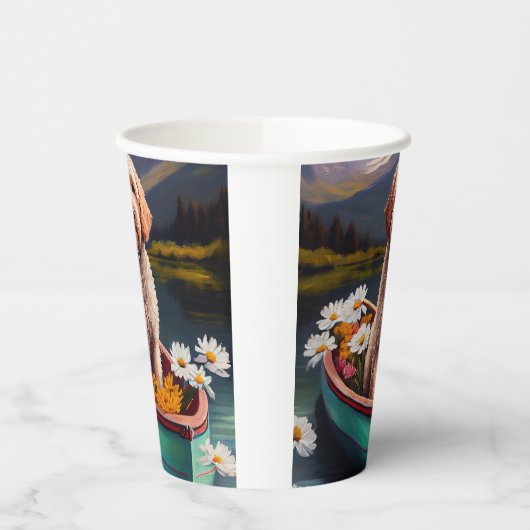 Goldendoedel op een peddel: Een Schilderachtig avo Papieren Bekers (Links)