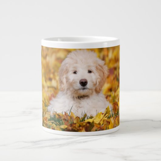 Goldendoedle Puppy in Fall Leaves Grote Koffiekop (Voorkant)