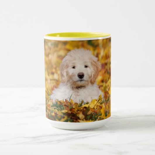 Goldendoedle Puppy in Fall Leaves Mok (Midden)