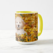 Goldendoedle Puppy in Fall Leaves Mok (Voorkant rechts)