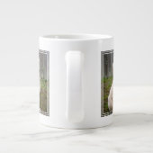 Goldendoedle Puppy Sits in Grass Grote Koffiekop (Achterkant)