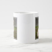 Goldendoedle Puppy Sits in Grass Grote Koffiekop (Voorkant)