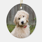 Goldendoedle Puppy Sits in Grass Keramisch Ornament (Links)