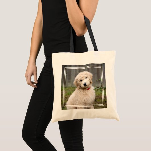 Goldendoedle Puppy Sits in Grass Tote Bag (Voorkant (product))