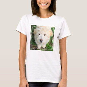 Goldendoele Puppy die naar camera kijkt T-shirt
